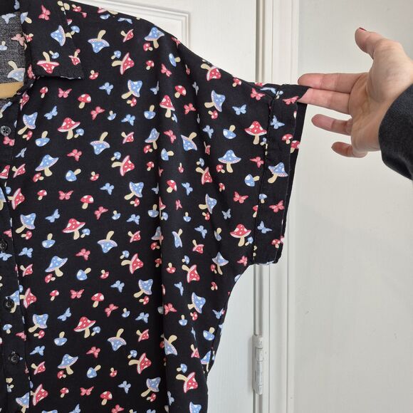 Hot Topic Women's Large Crop Short Sleeve Button Up Top Black Mushrooms - Picture 2 of 5